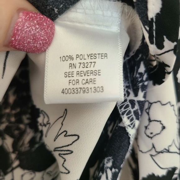 🌕 Candies black and white floral button up top - Picture 3 of 4